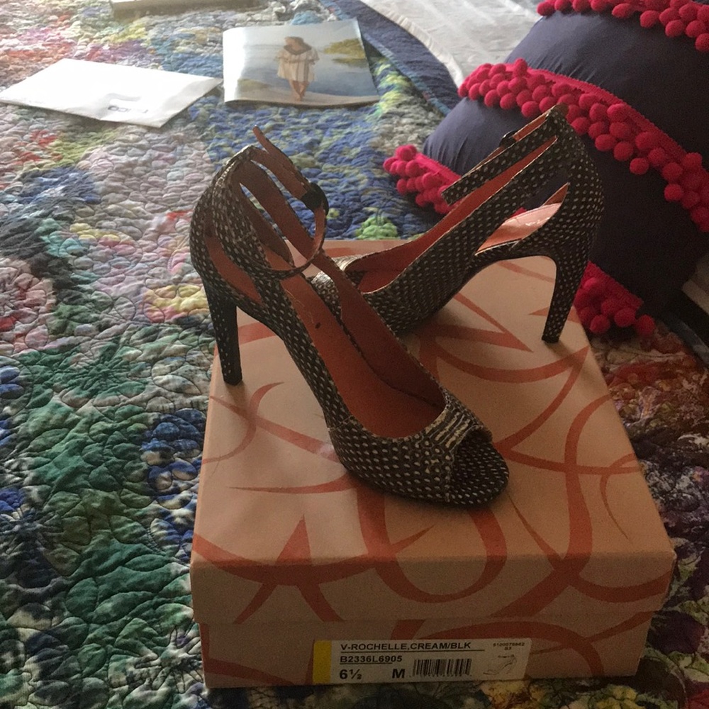 Sexy pump shoes with peep toe